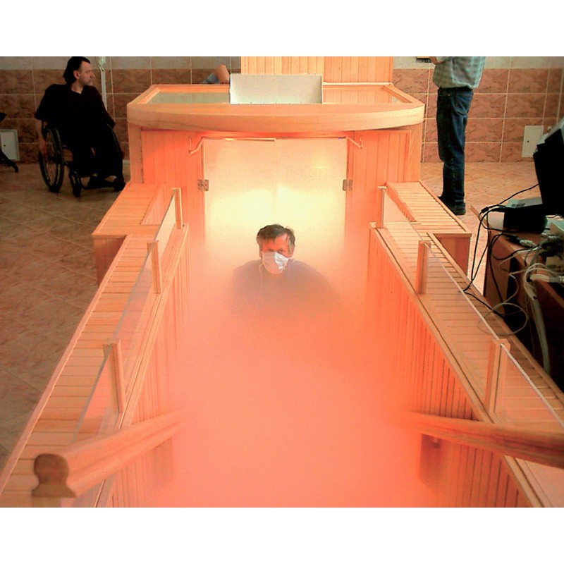 mężczyzna wychodzący z kriokomory