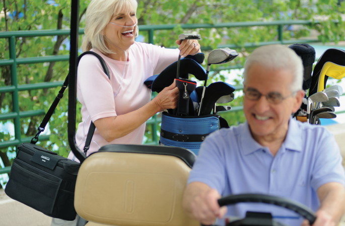 Starsza para grająca w golfa, używająca koncentratora