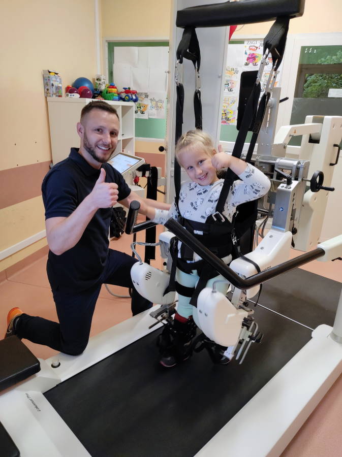 Paweł Gąbka - fizjoterapeuta i pacjentka Lokomatu